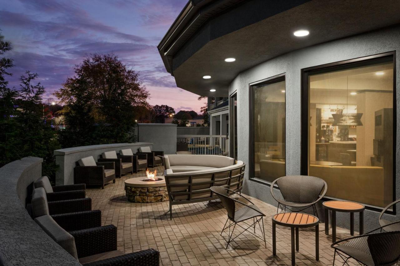 Courtyard Tupelo Hotel Exterior photo