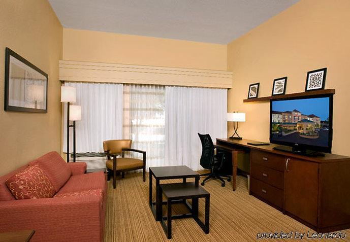 Courtyard Tupelo Hotel Room photo